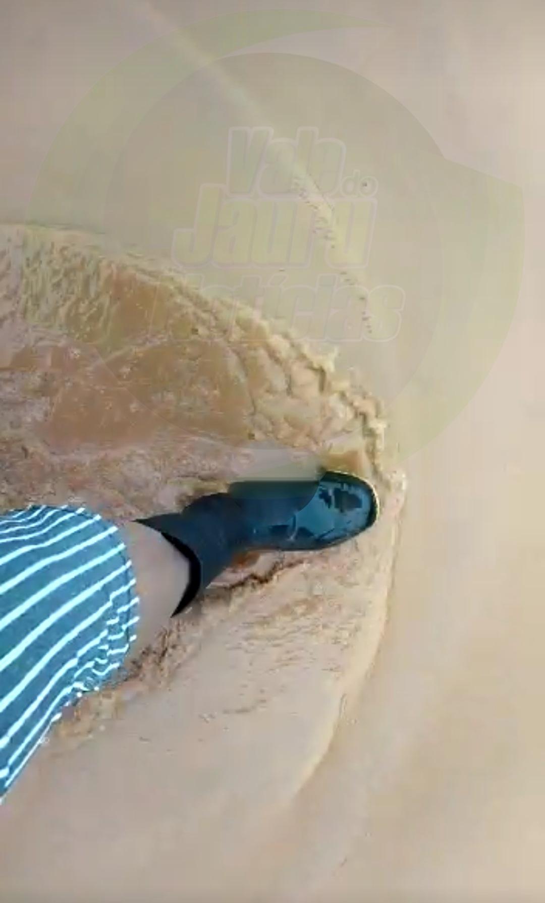 Resposta atravessada de vereador em grupo de whats de Cáceres,  faz moradora registrar em vídeo situação de rua após chuvas