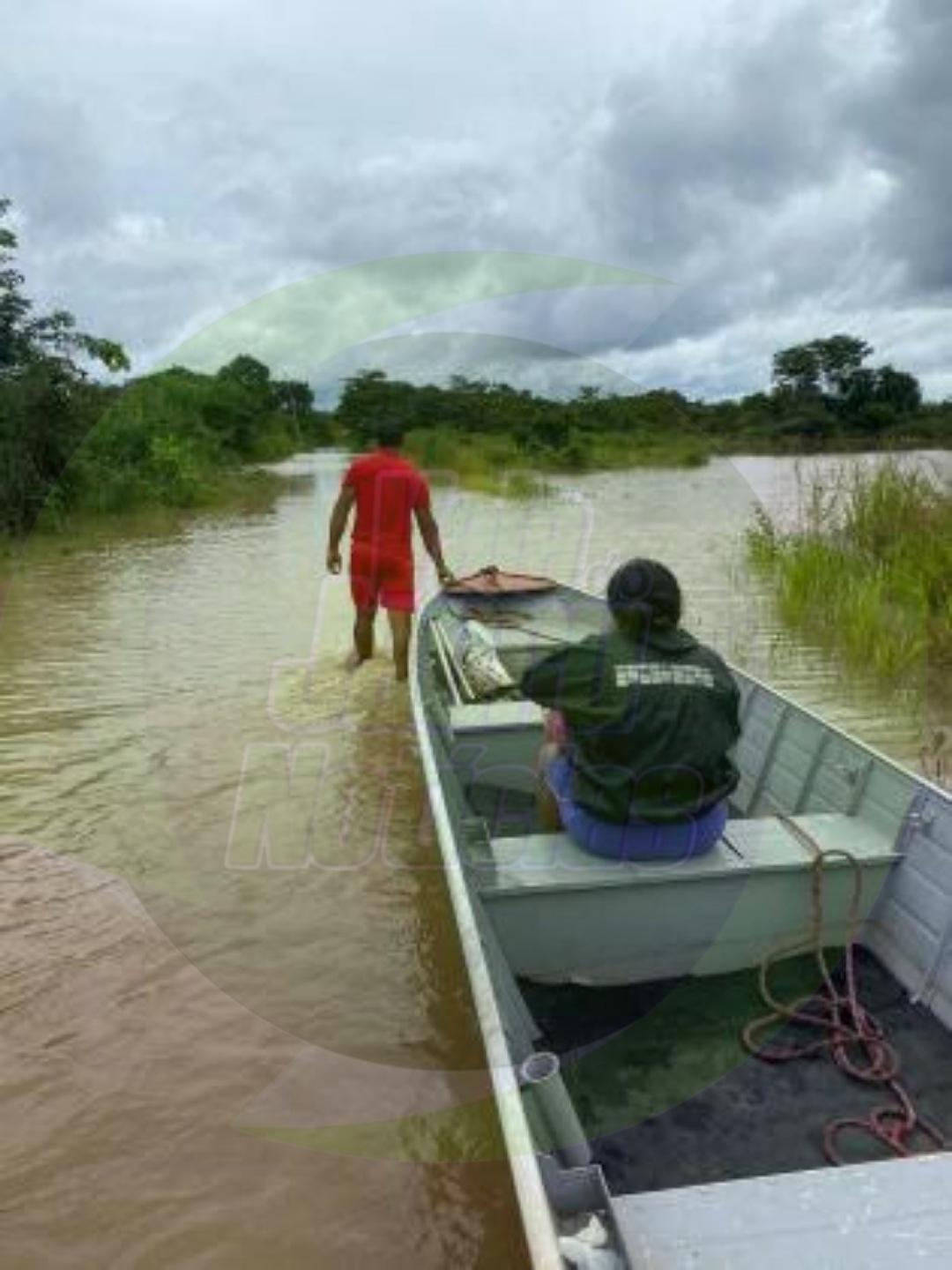 Rio transborda com fortes chuvas e moradores ficam ilhados em Alto Paraguai MT