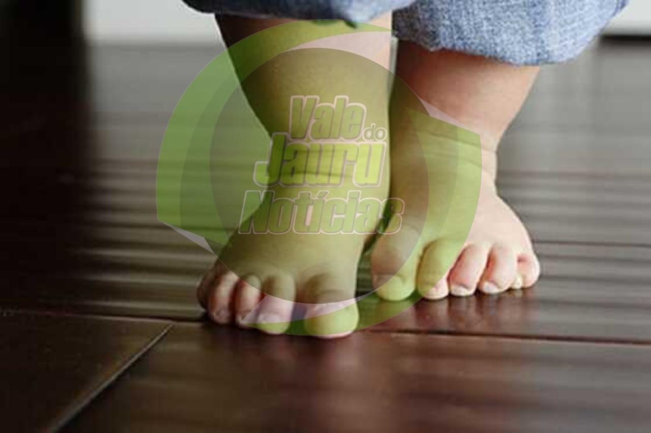 Bebê de um ano é levado às pressas para o hospital depois de ingerir cocaína do pai