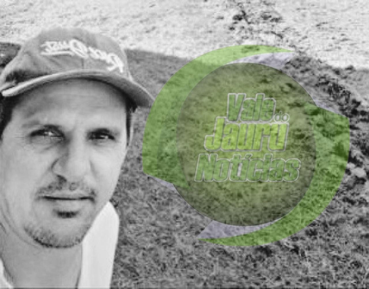 Caminhoneiro tenta ultrapassar motociclista, bate em árvore e morre