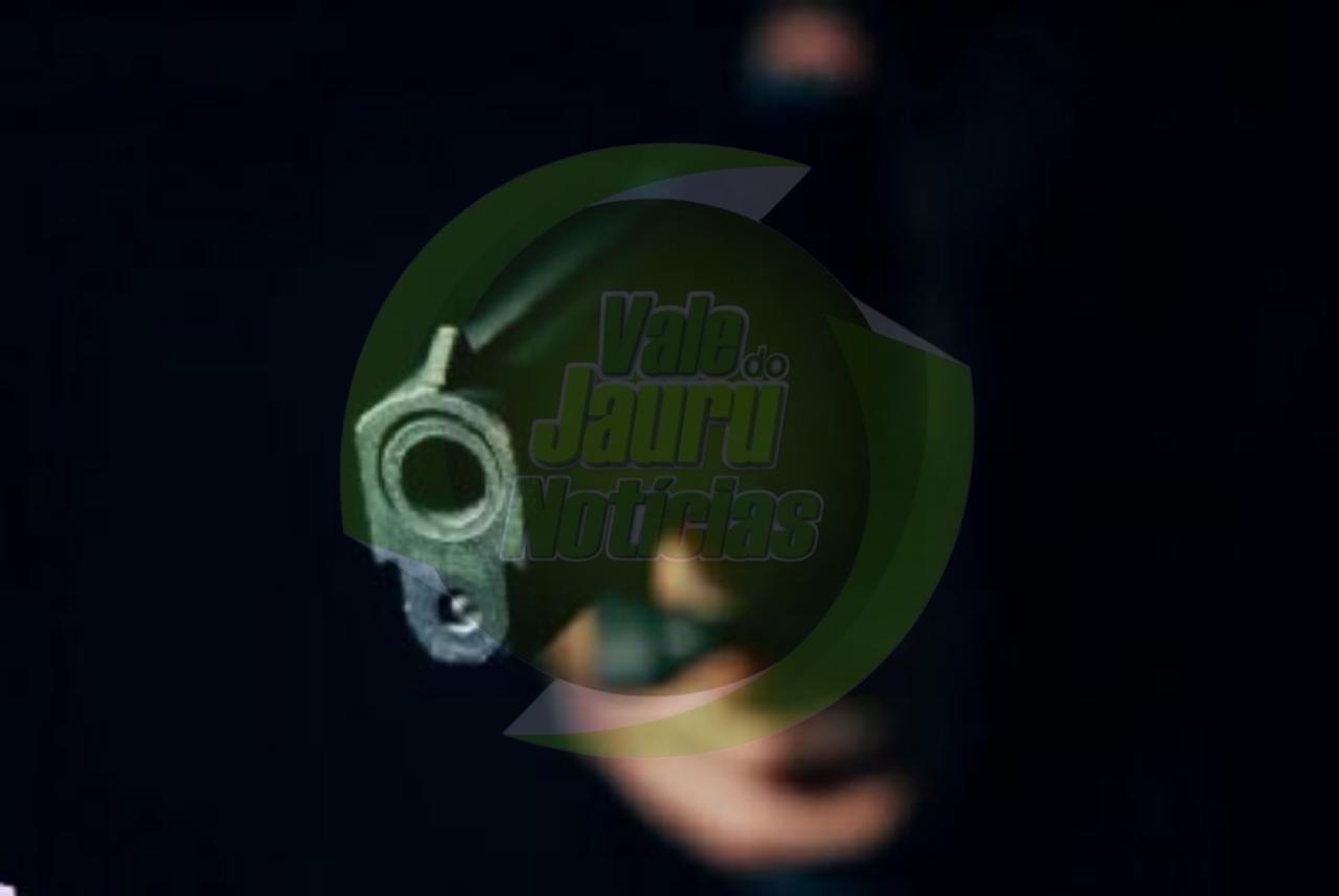 Homem leva tiro na frente da família e corre para se esconder em igreja em MT