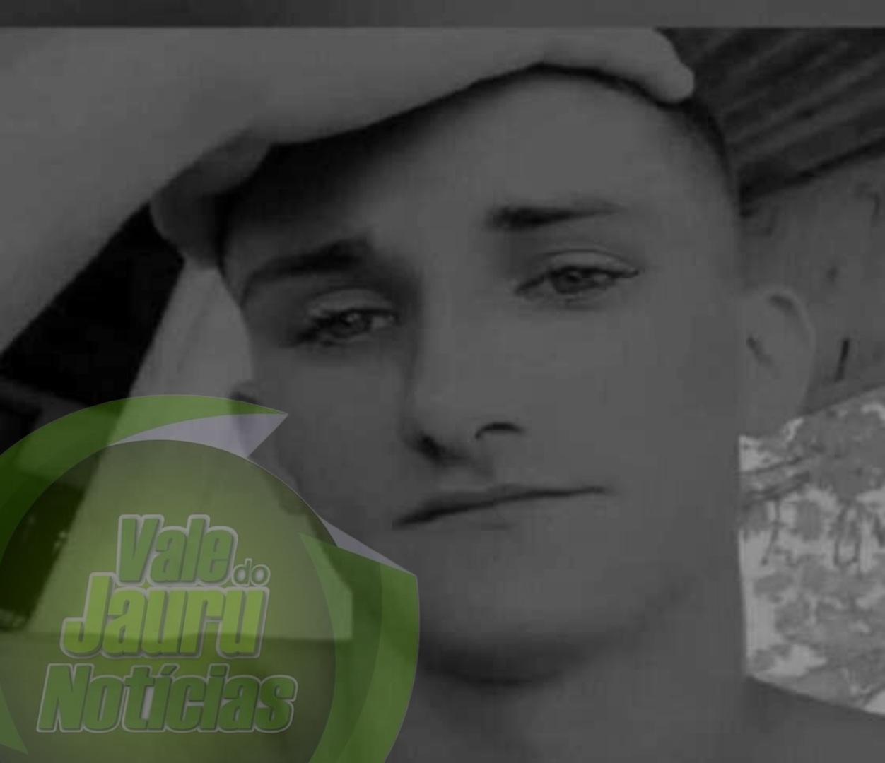 Jovem morre após receber choque de celular carregando na tomada