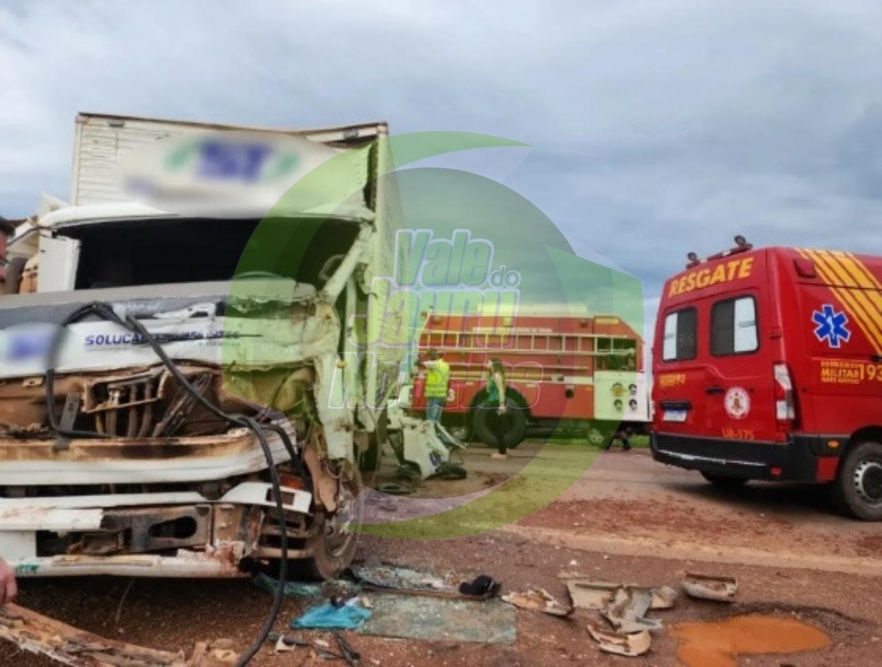 Motorista fica preso às ferragens em acidente envolvendo três caminhões na BR-163