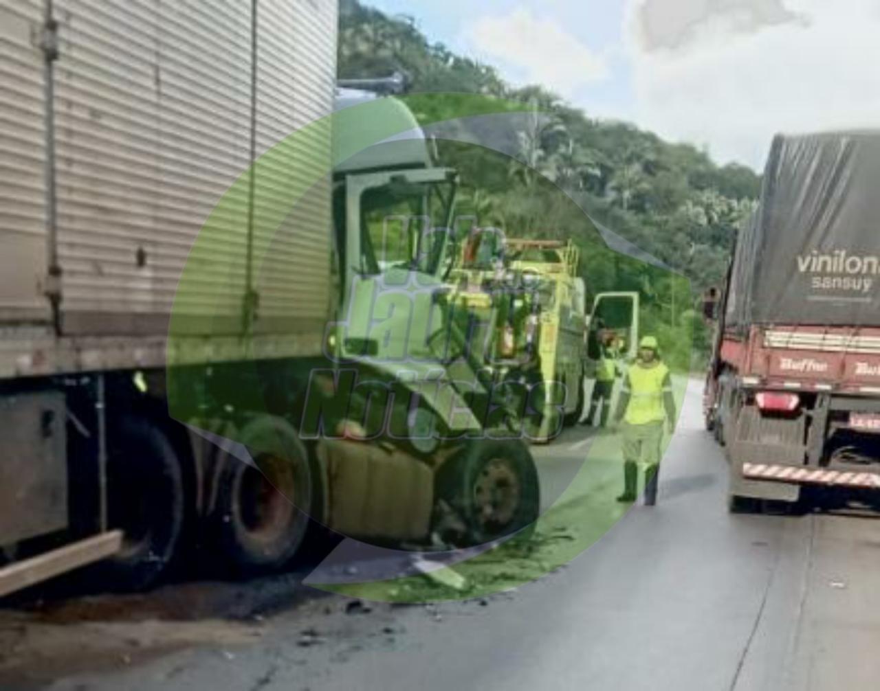 NA BR-364:  Motorista fica ferido em acidente entre duas carretas