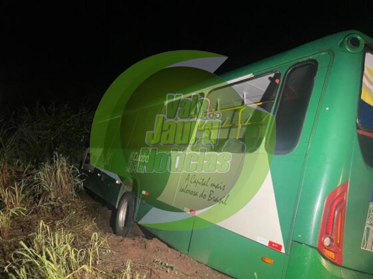 Ônibus tomba na estrada da Guia