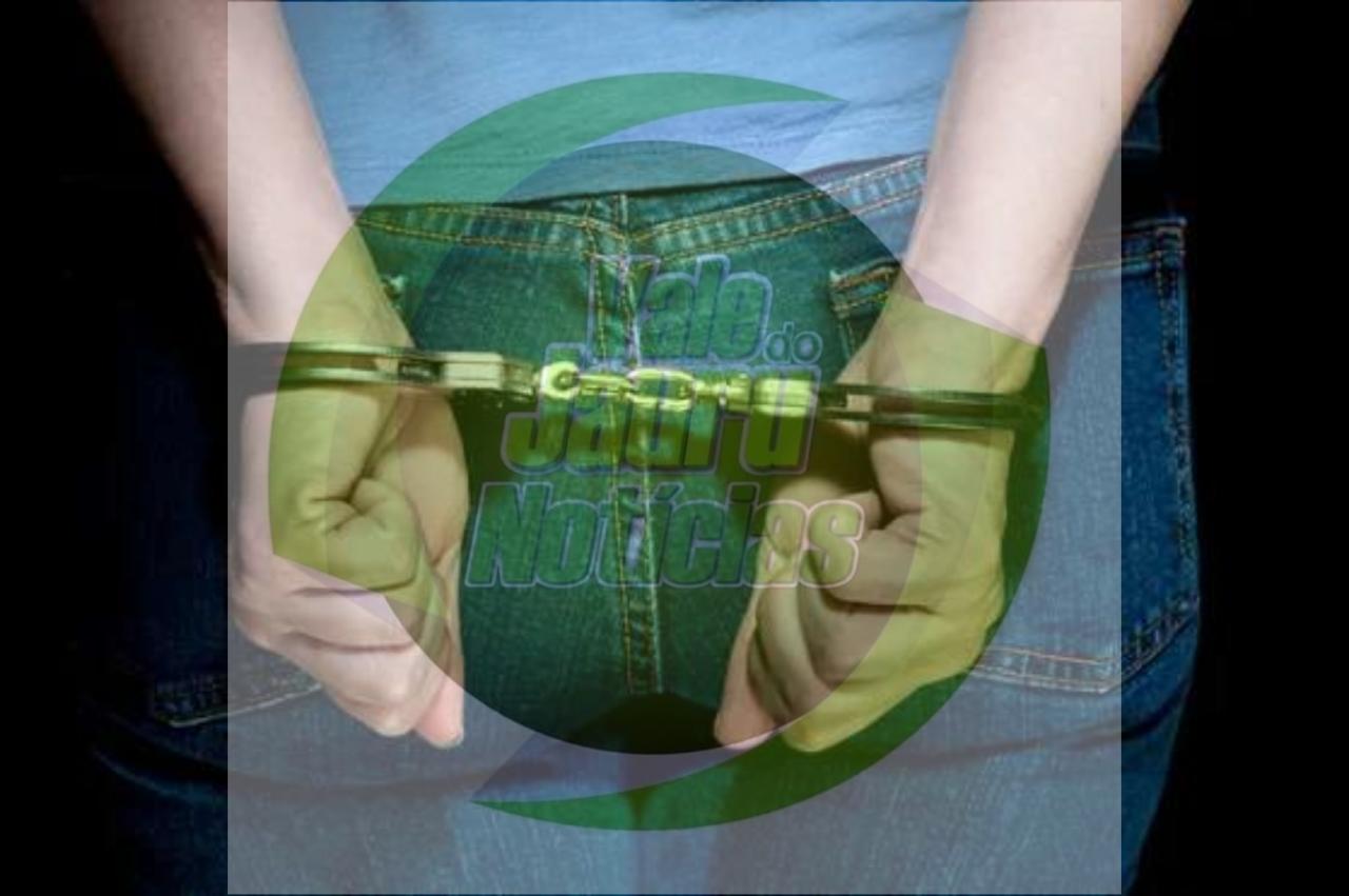 Polícia prende mãe que usava o filho adolescente para vender drogas em MT