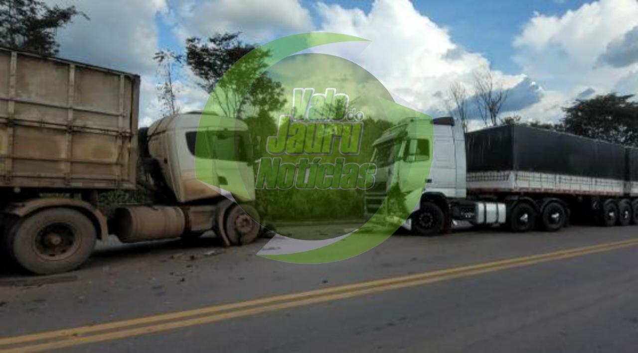 Tentativa de ultrapassagem acaba com acidente entre três carretas na BR-163