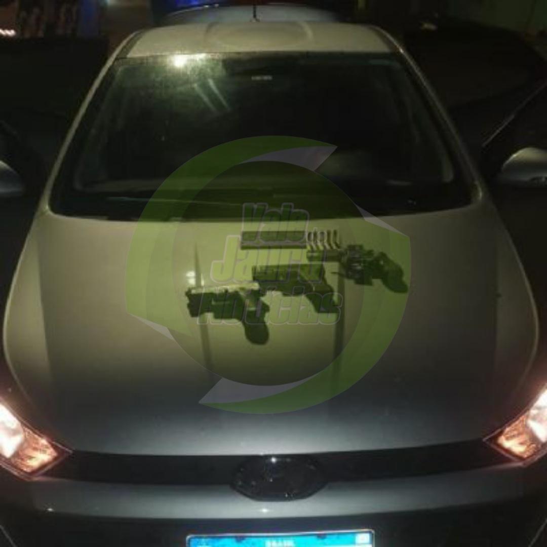 Três adolescentes são autuados pela PM após roubo de carro e porte ilegal de arma
