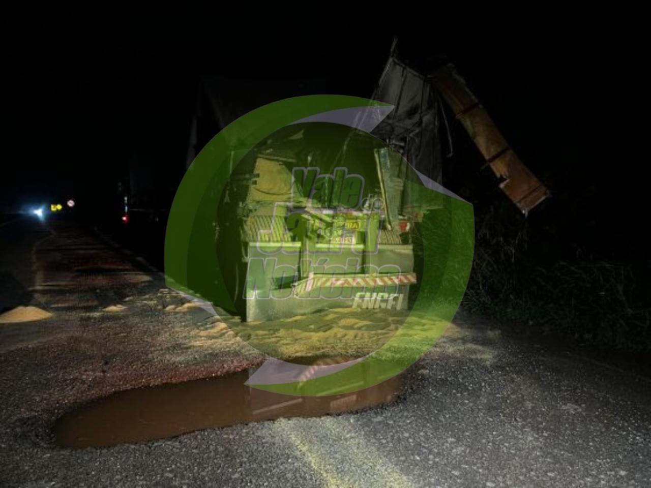 ULTRAPASSAGEM PERIGOSA  Carretas colidem e carga fica espalhada na BR-364 em MT