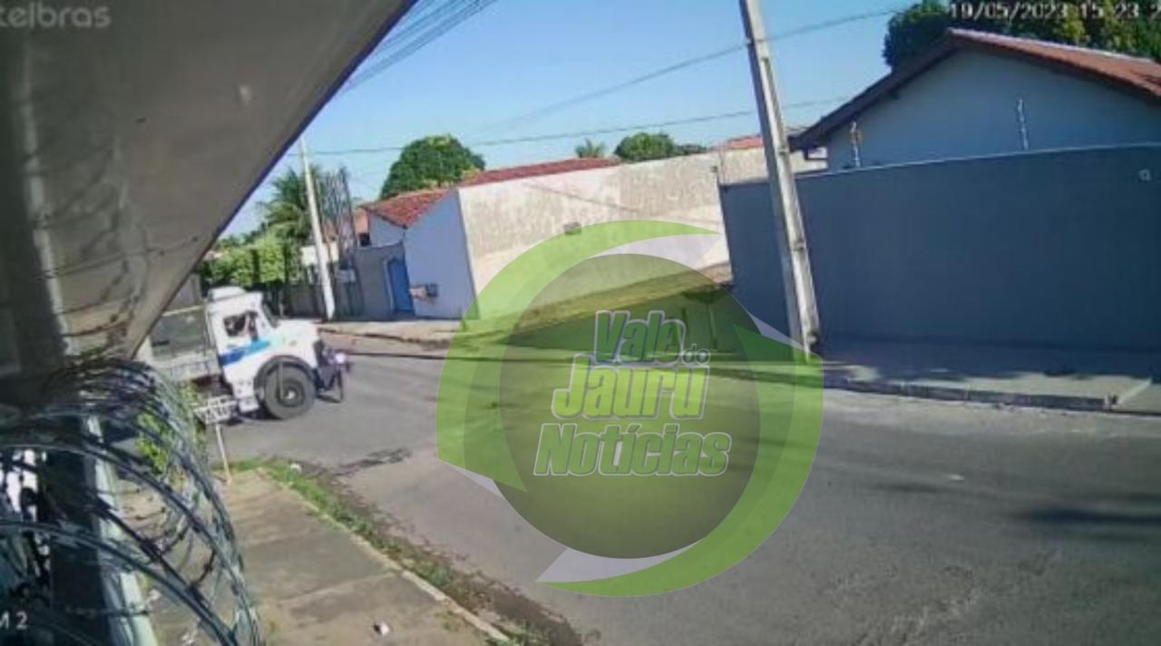 Acidente chocante entre moto e caminhão em cruzamento de VG arremessa motociclista em muro