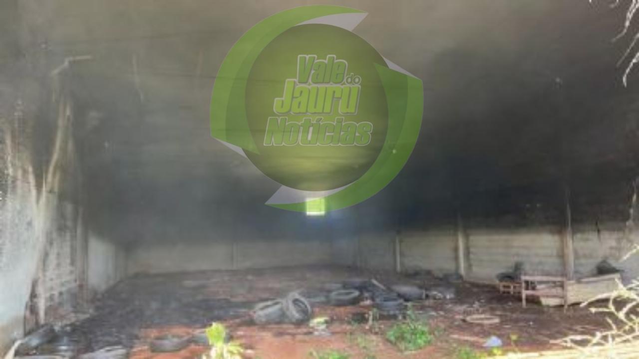Barracão de pneus pega fogo em Cuiabá e solta fumaça densa no ar