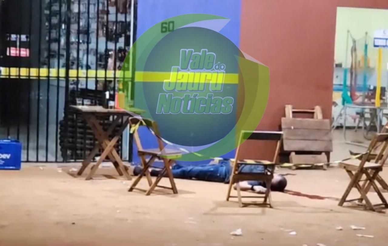 Homem é morto com quatro tiros em bar por dupla que chegou de moto