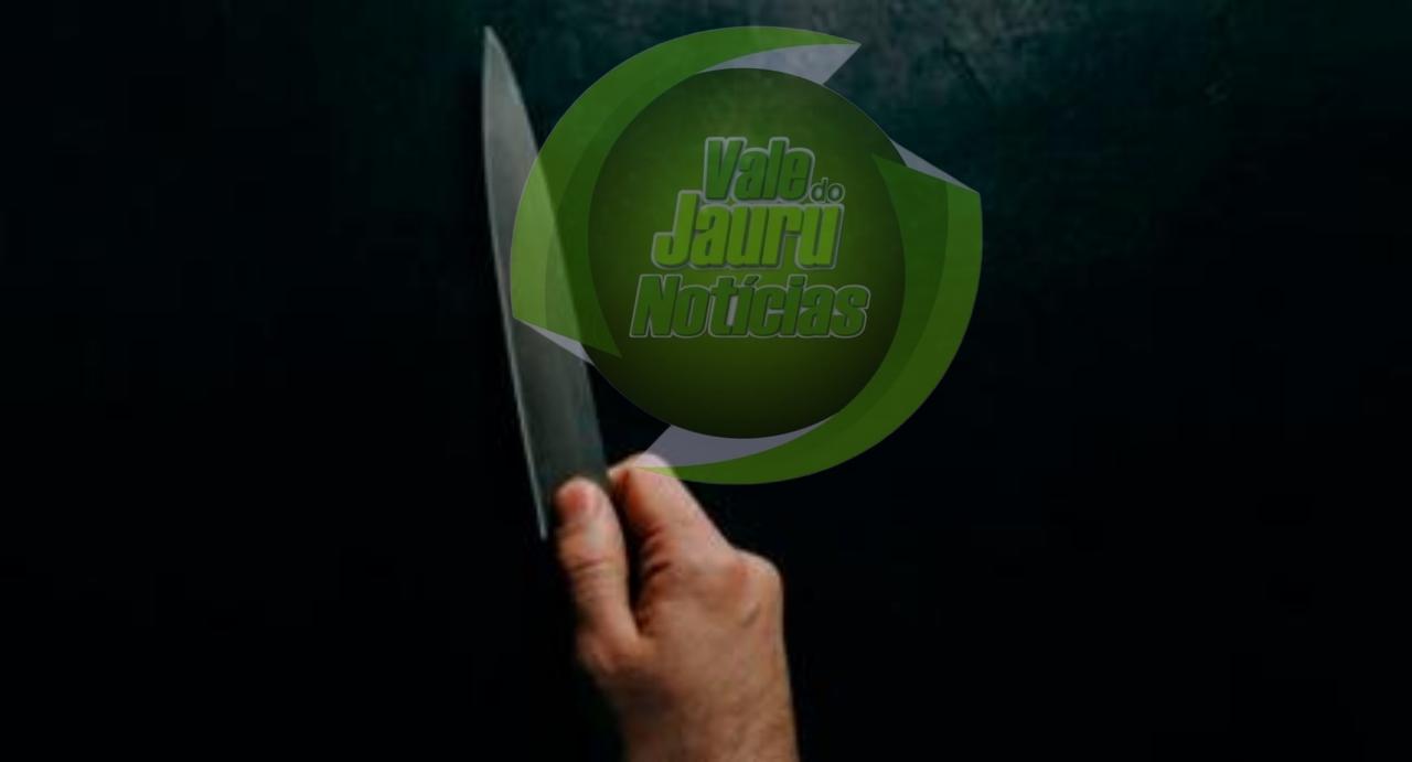 Homem esfaqueia namorada e foge levando a moto dela