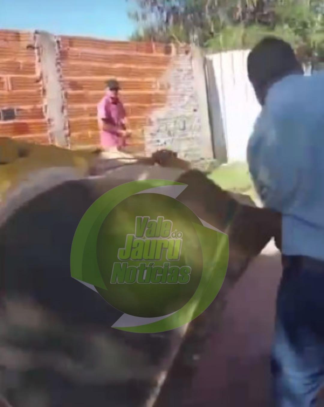 Vereador é atropelado por pá-carregadeira enquanto discutia com parlamentar em obra de Cuiabá MT