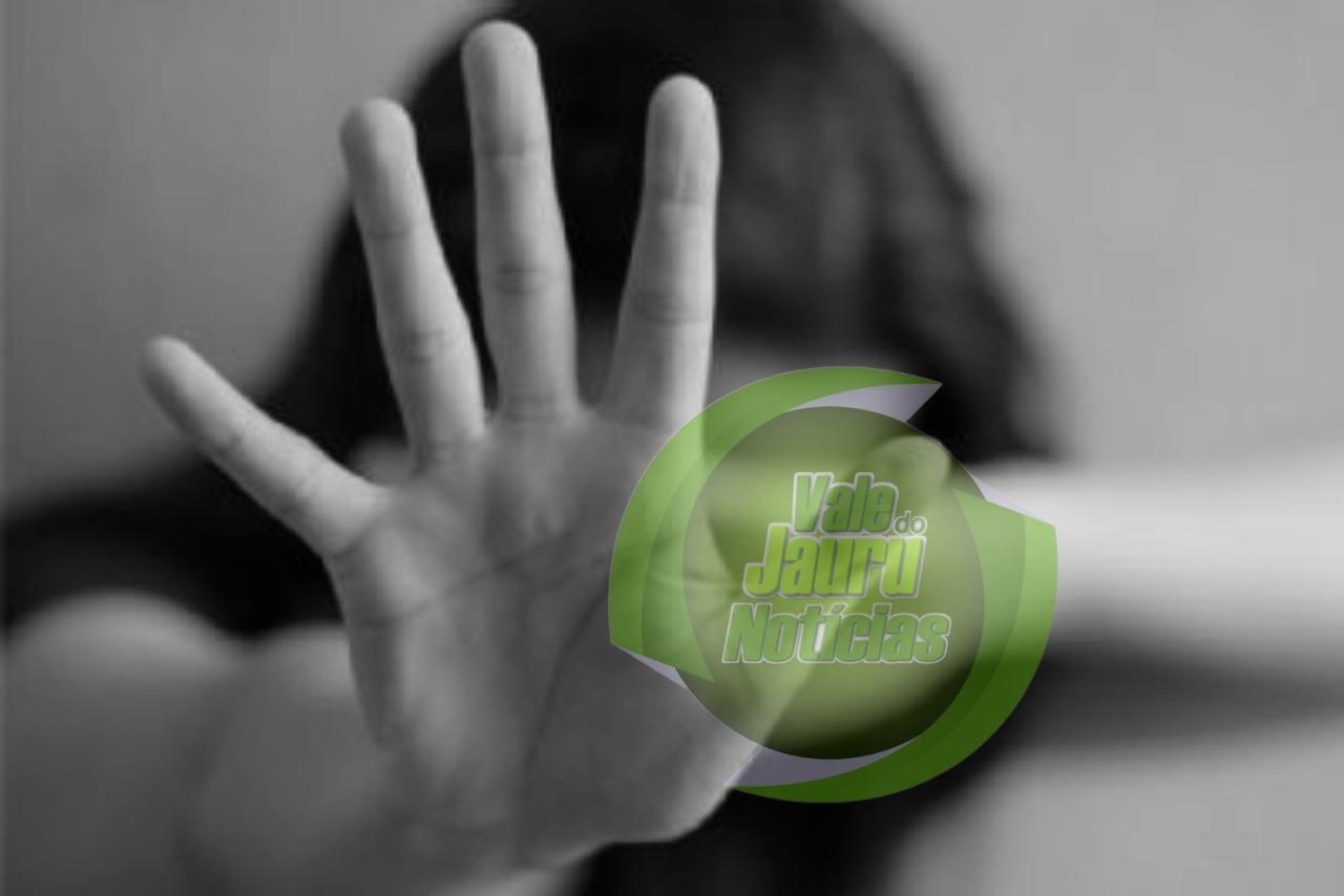 Agressor bate na esposa até deixar vítima inconsciente na frente dos filhos