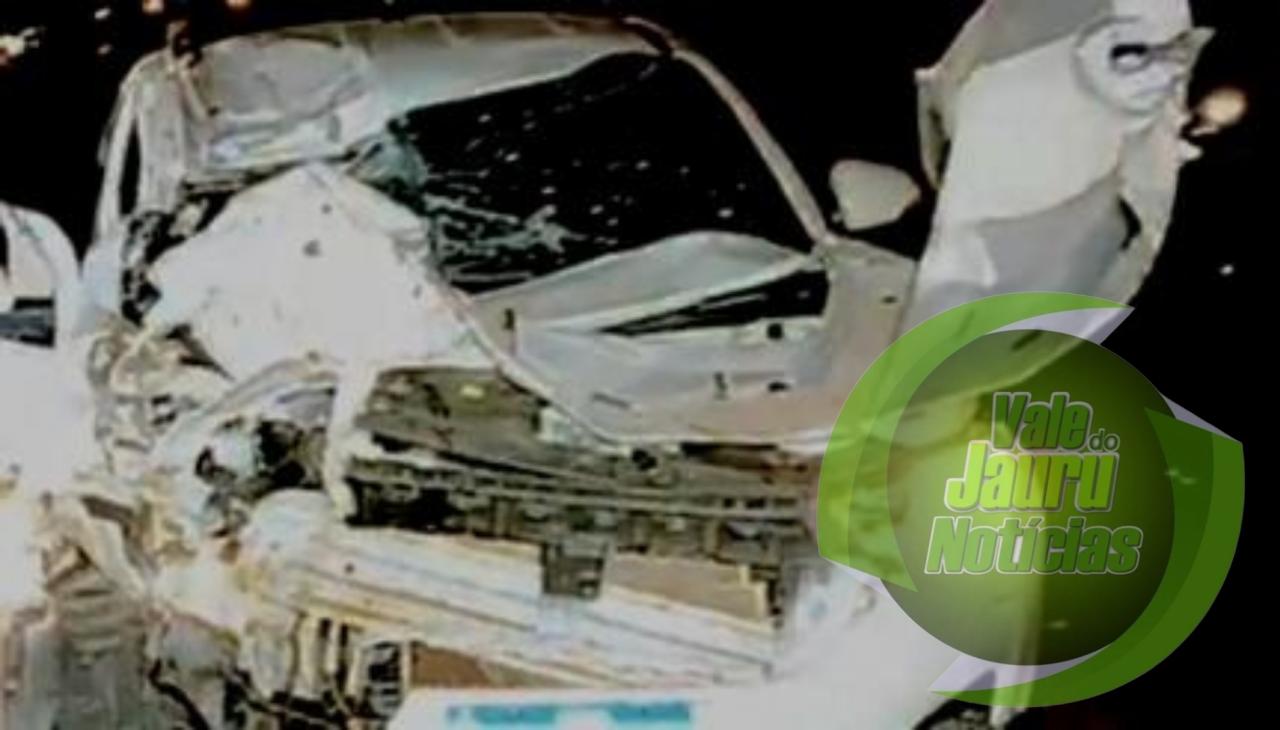 Amigos ficam feridos após colisão entre caminhonete e carreta na noite de quarta