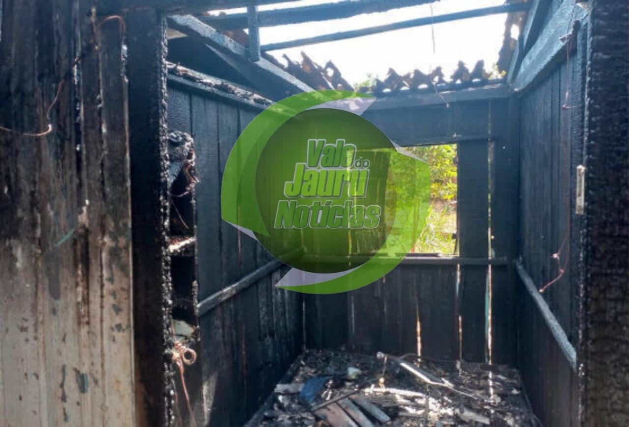 Casa é destruída por incêndio depois de brincadeira de crianças com velas
