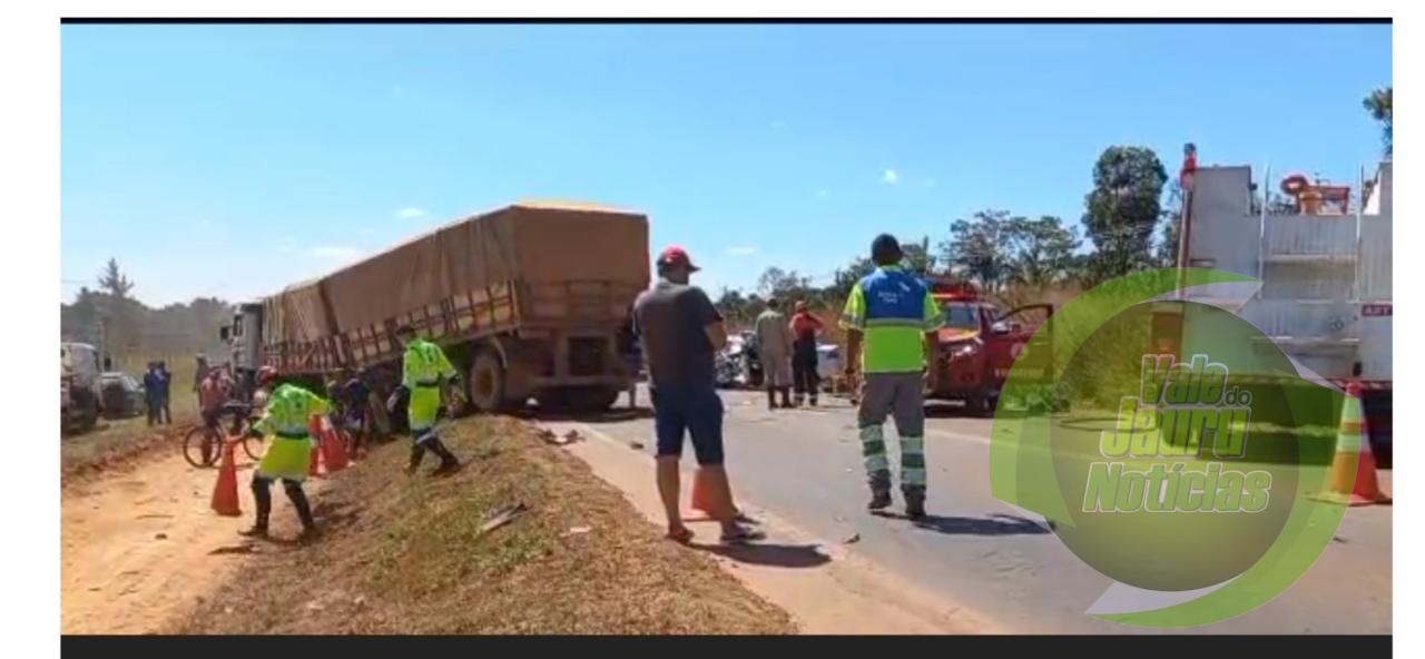 Condutor tenta ultrapassagem, bate com caminhão e morre