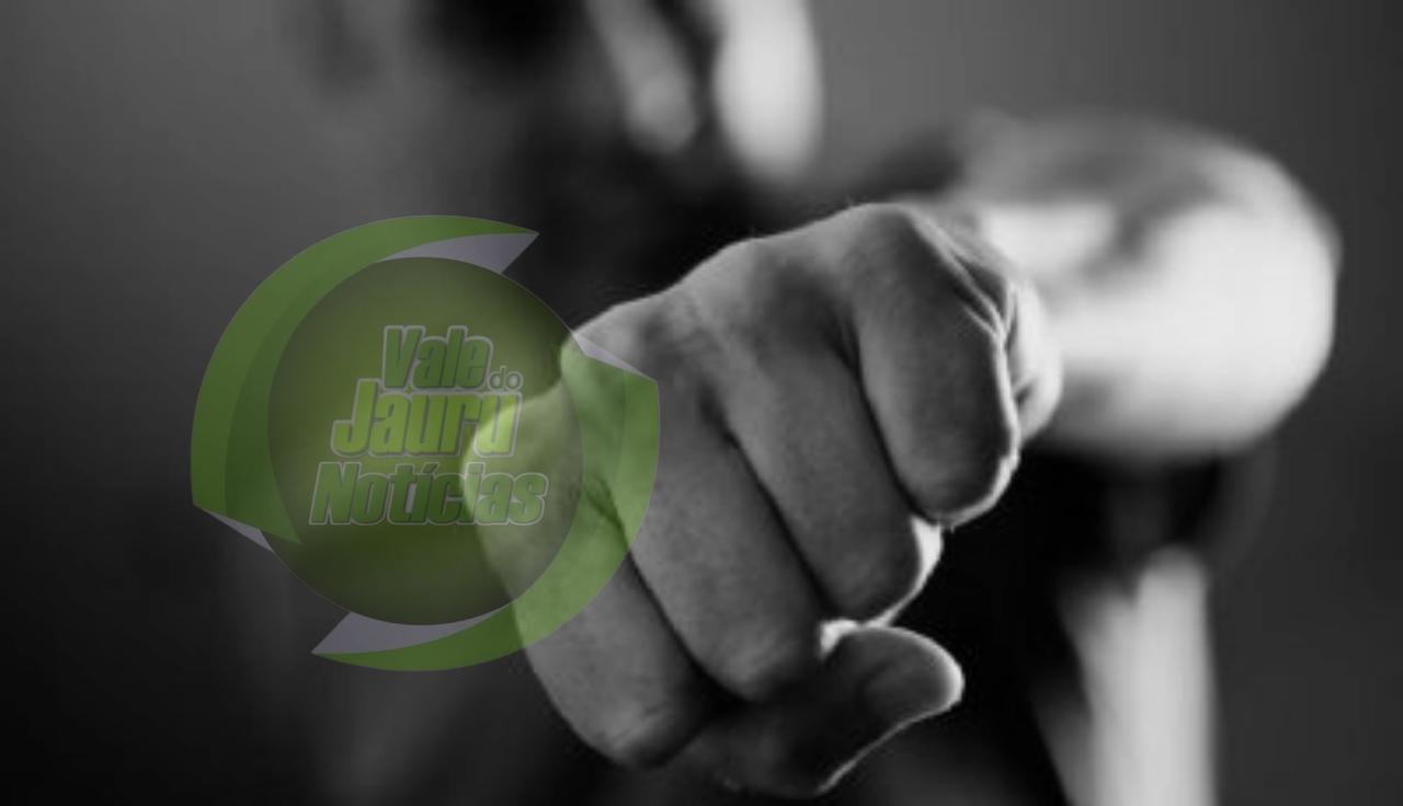 Homem agride esposo com socos após ele pedir para não ingerir bebida alcoólica