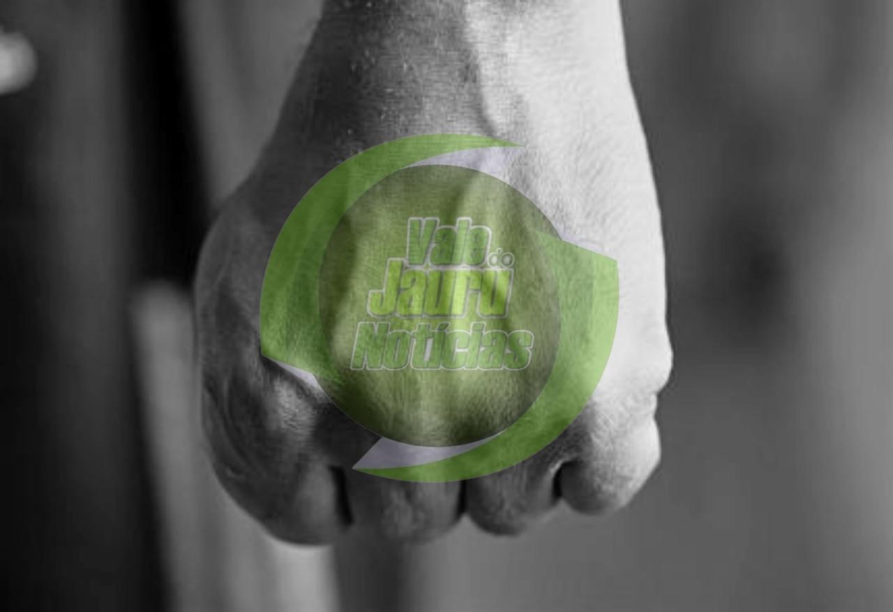 Homem é preso por agredir e arrastar esposa pelo asfalto. Homem ainda ameaçou policiais