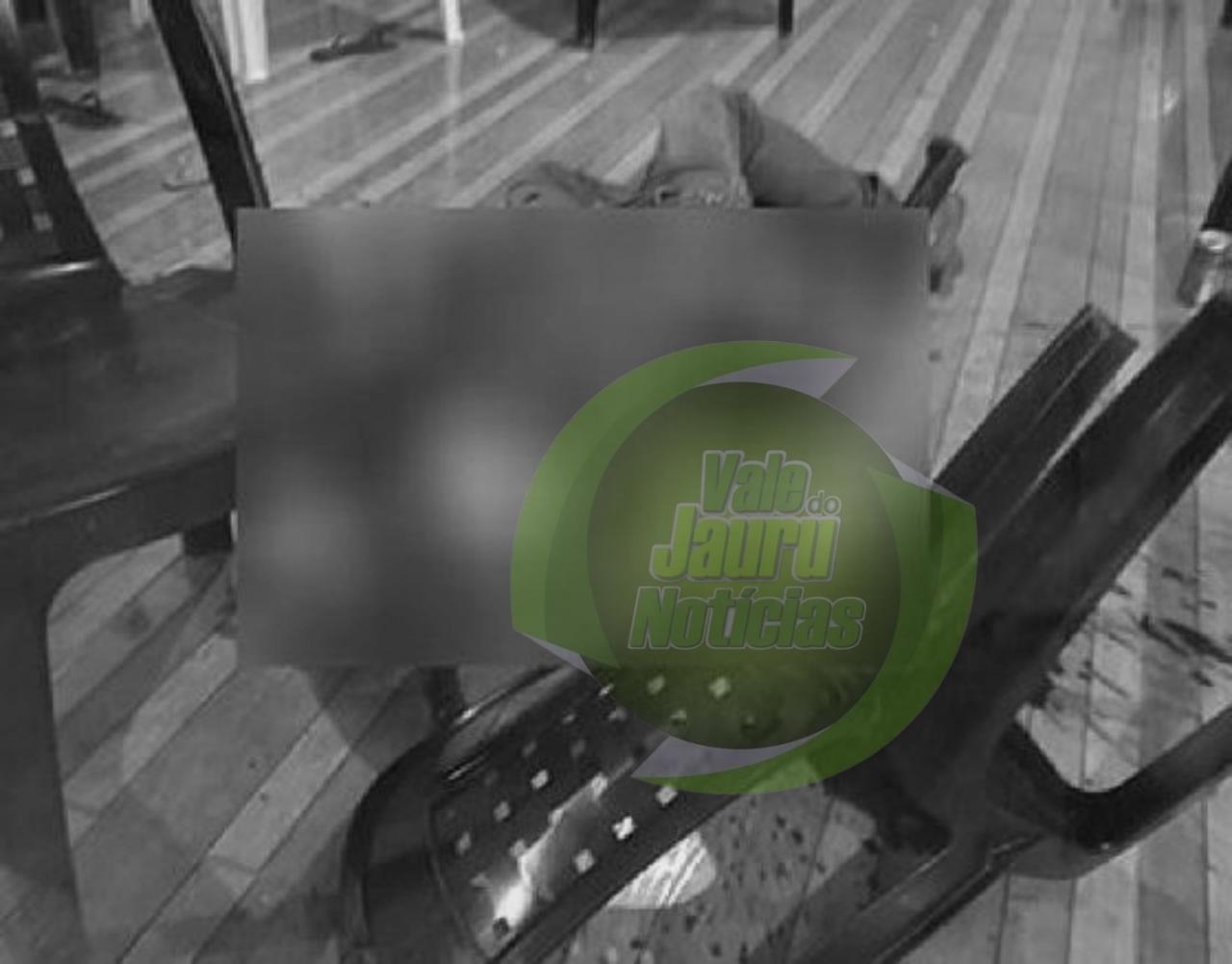 Homem morre a tiros e amigo é baleado em distribuidora do interior