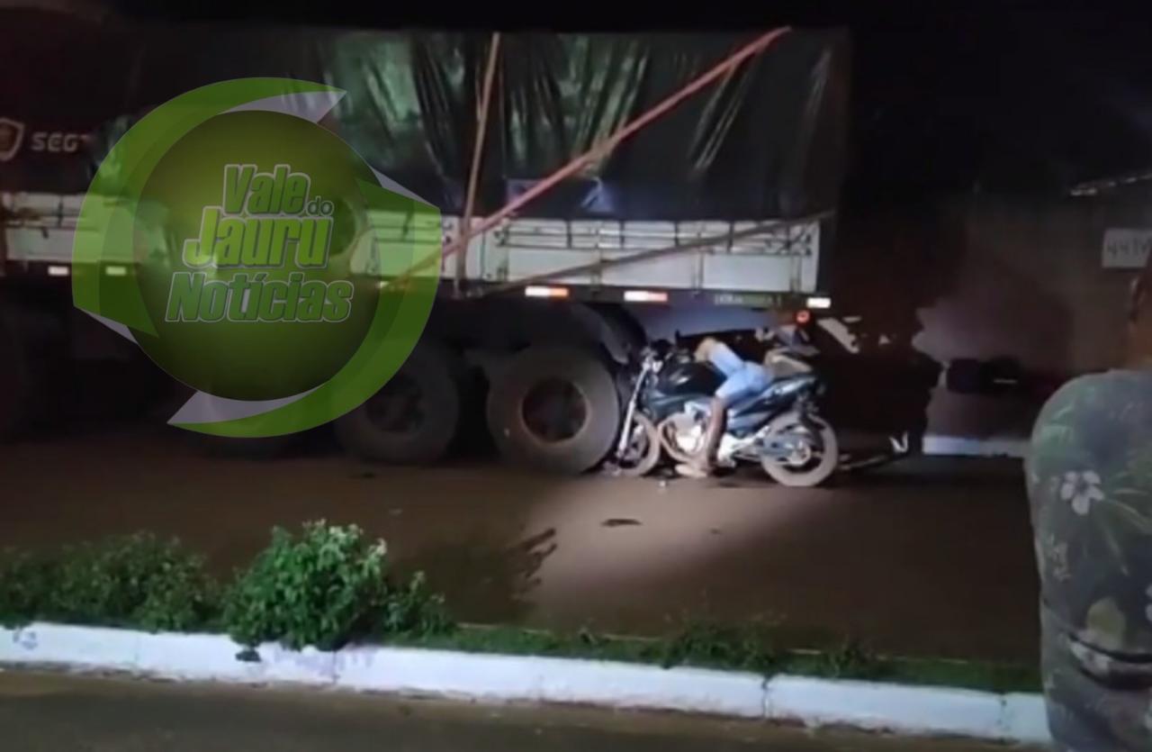 Motociclista tem corpo prensado e morre ao colidir em carreta estacionada no interior de MT