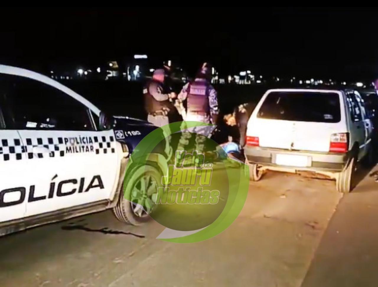 Motorista aponta arma para policiais militares durante abordagem e acaba baleado na perna