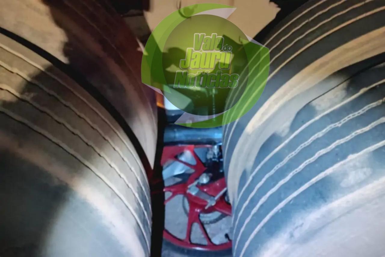 Nasceu de novo! Motociclista sai ileso após ir parar embaixo de carreta em Barra do Garças