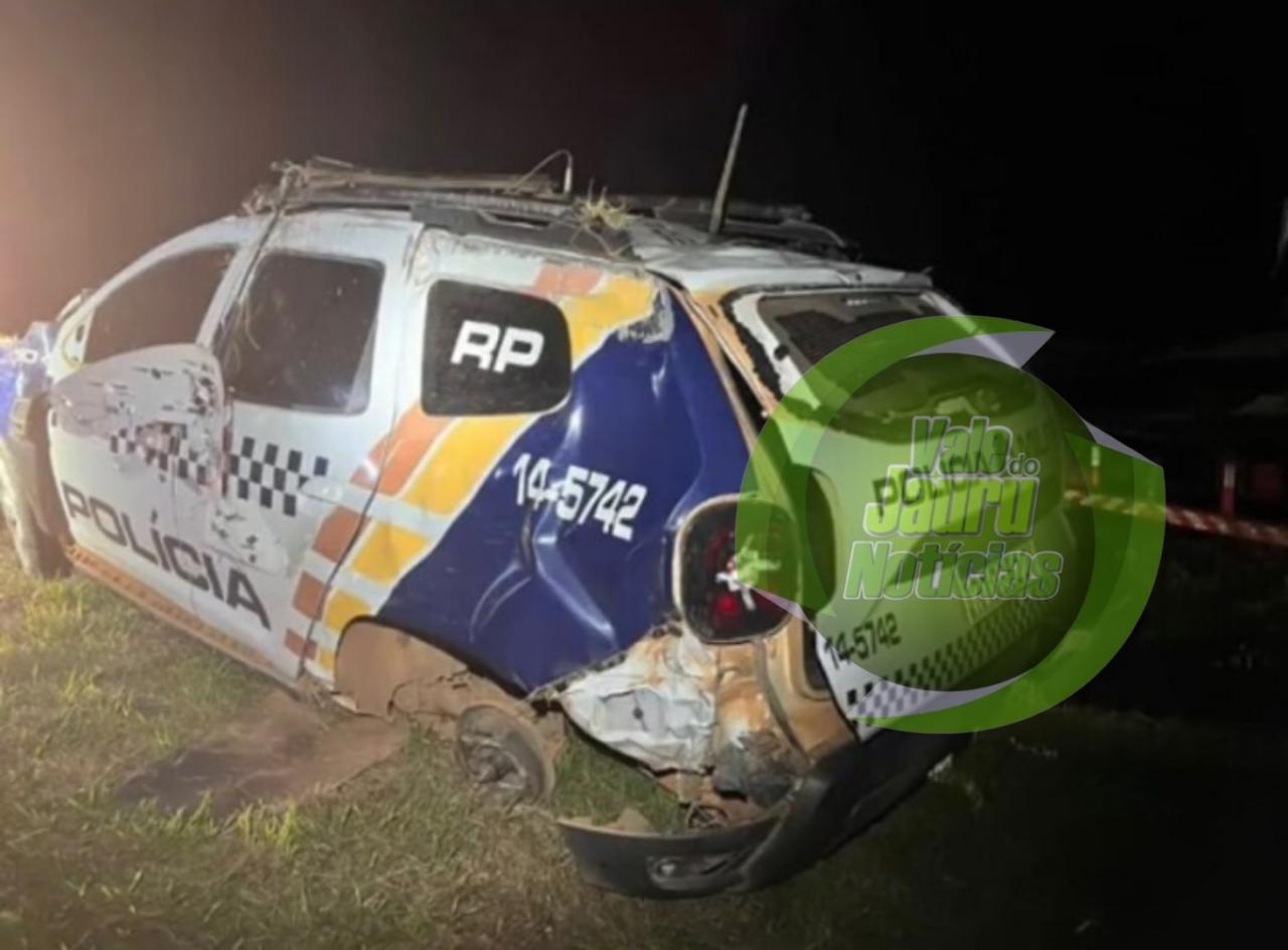 VIATURA DA PM BATE EM ANTA, CAPOTA E SARGENTO SOFRE TRAUMATISMO CRANIANO