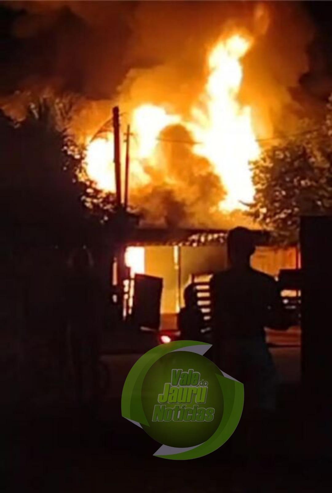 Vítima de 25 anos morre carbonizada por incêndio em casa de madeira