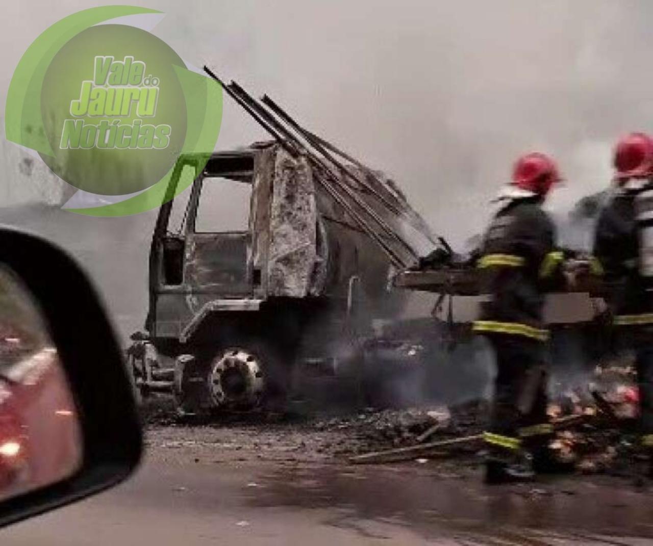 Carreta sofre perda total após incêndio na BR-364