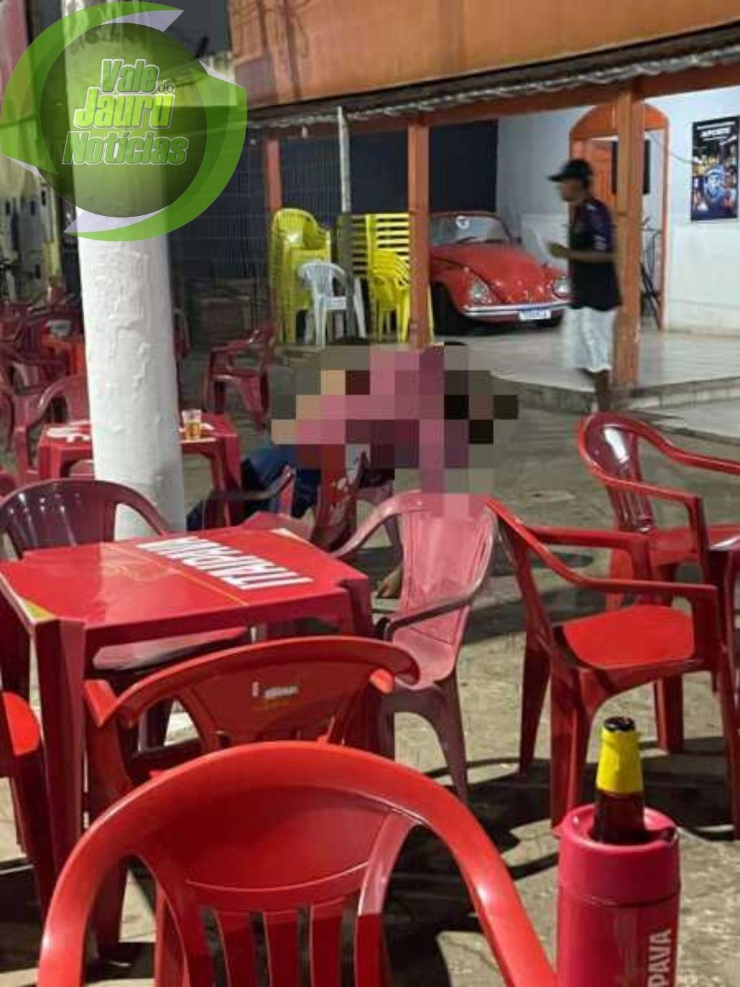 Criminosos invadem bar e executam homem a tiros na frente de clientes. Suspeitos estão foragidos