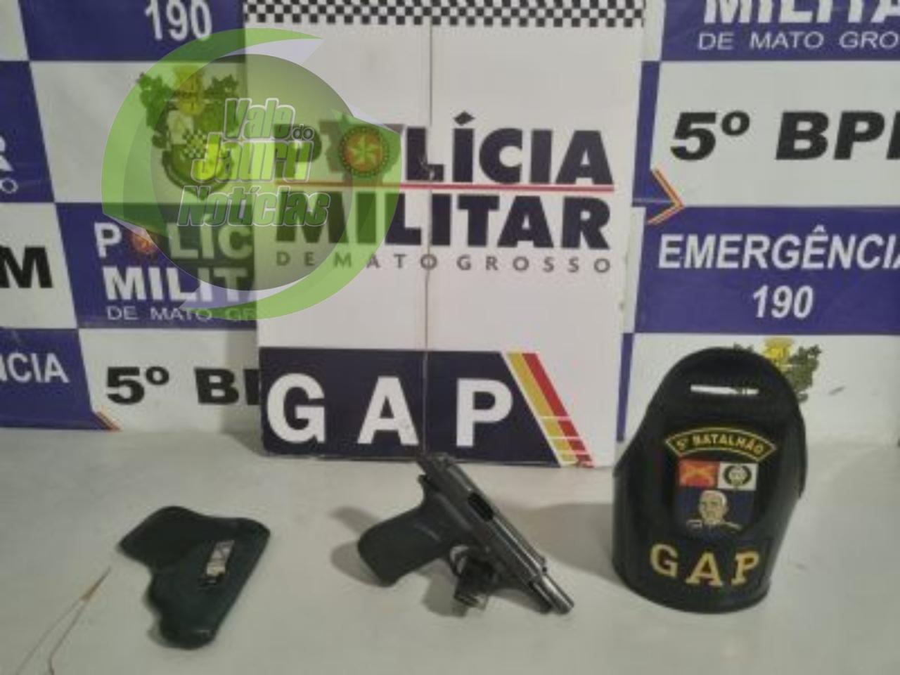 Homem é preso disparando uma arma de fogo e fazendo manobras perigosas em caminhonete