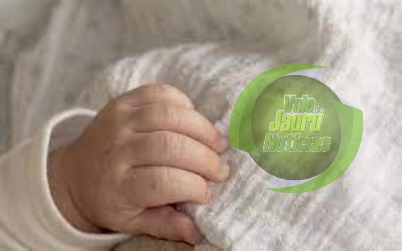 Mãe adolescente é detida pela PM após abandonar bebê em carrinho no meio da rua