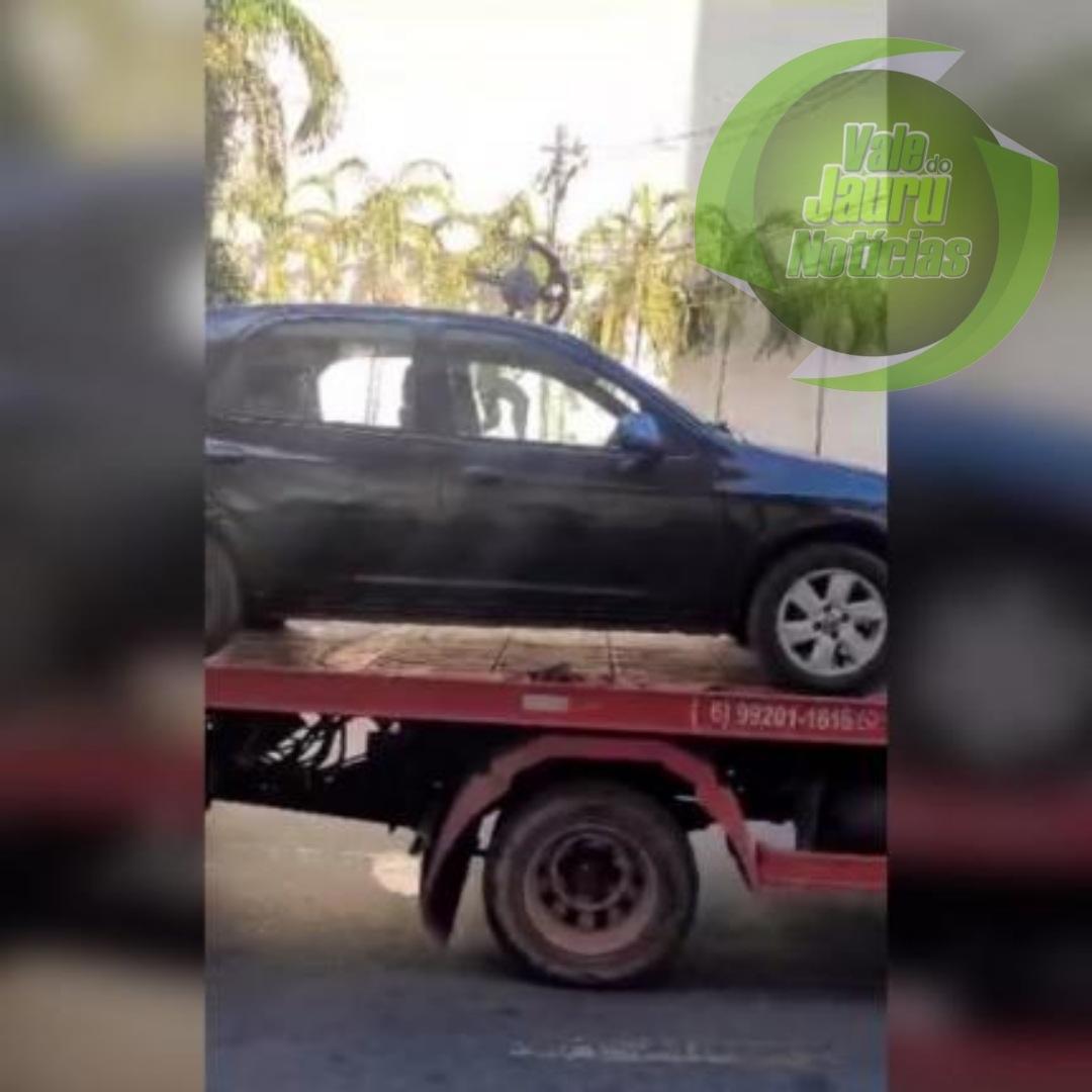 Mulher chora ao ver carro sendo guinchado com cesta básica dentro: Não deixaram pegar