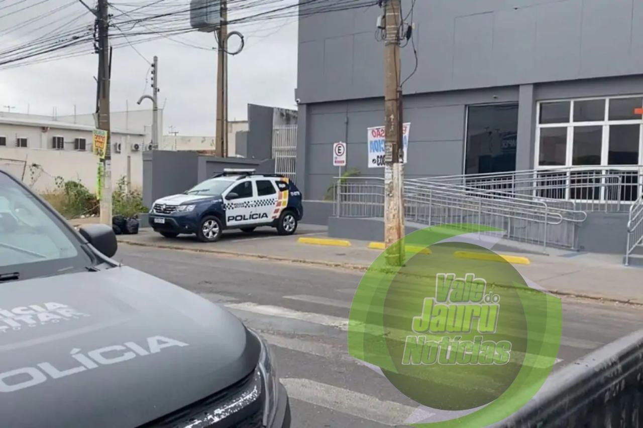 Trio abre buraco na parede e rende funcionário de banco em Cuiabá