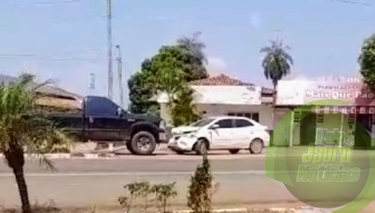 Homem colide caminhonete com carro de vereador por ciúmes da esposa