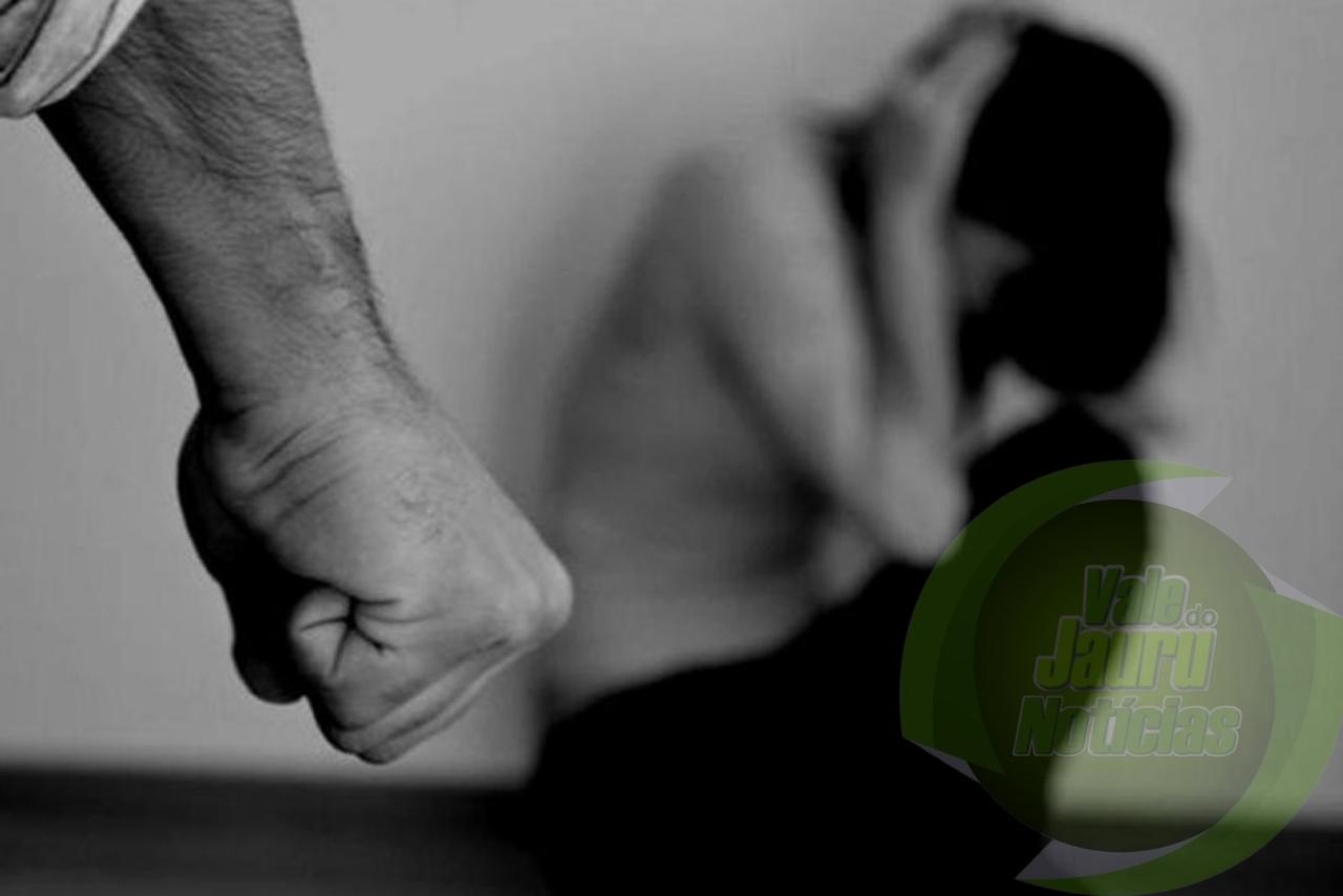 Homem é preso após sequestrar mulher e bater cabeça dela no para-brisa do carro