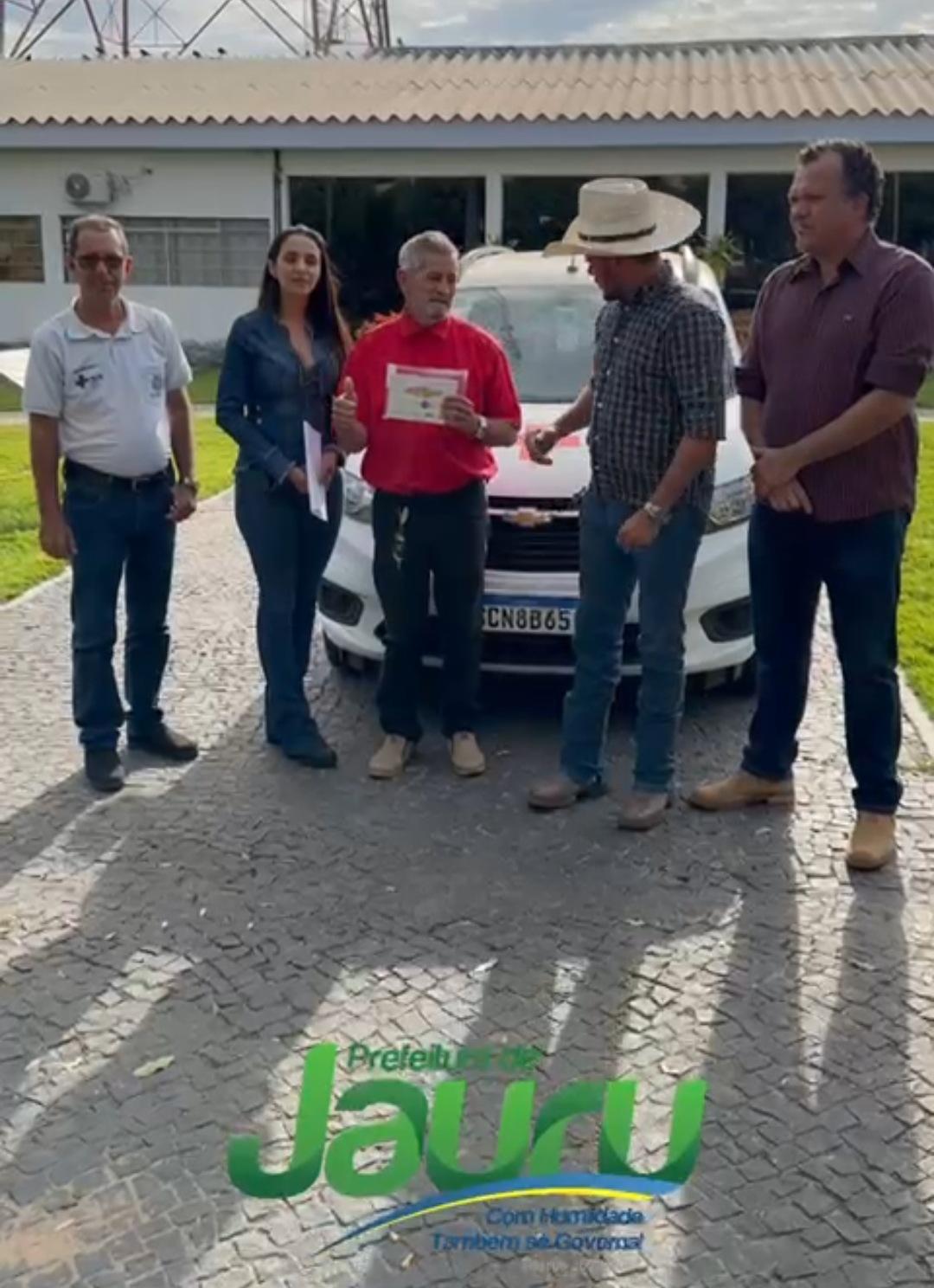 Prefeito Passarinho entrega a saúde veículo com 7 lugares para pacientes fazerem hemodiálise em Cáceres. Emenda do dep Ludio Cbral