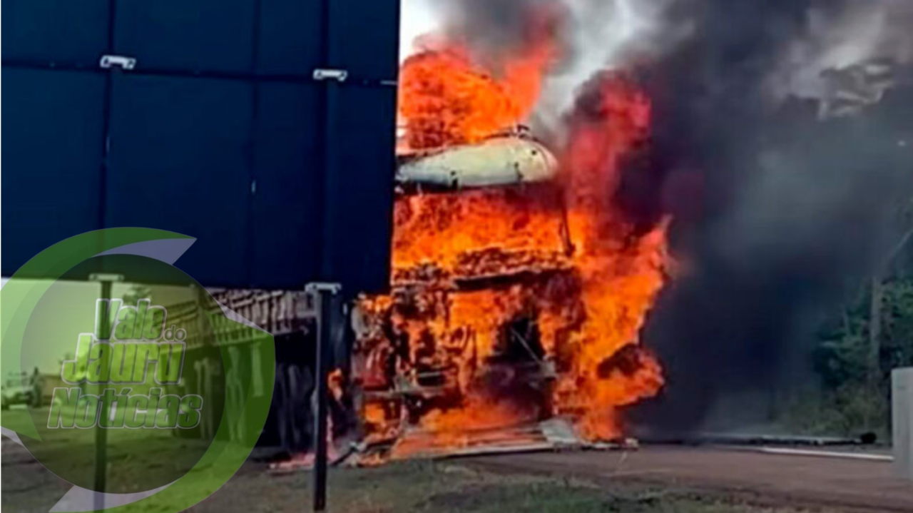 Carreta com carga de algodão pega fogo e fica destruída na BR-163. Não houve feridos