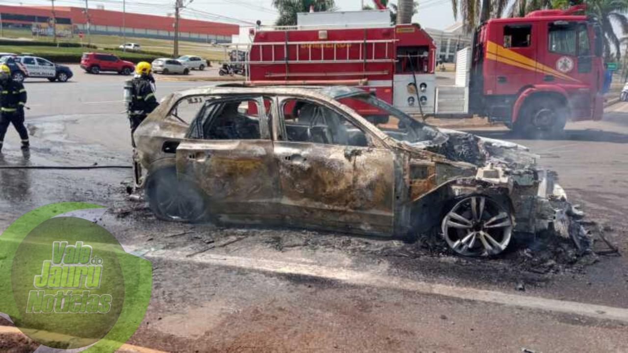 Carro pega fogo em Lucas e família de 5 pessoas escapa ilesa