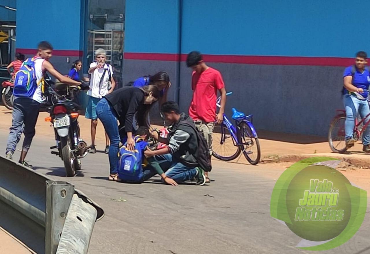 Em Cáceres grave acidente entre um senhora de motocicleta e estudante debicicleta.