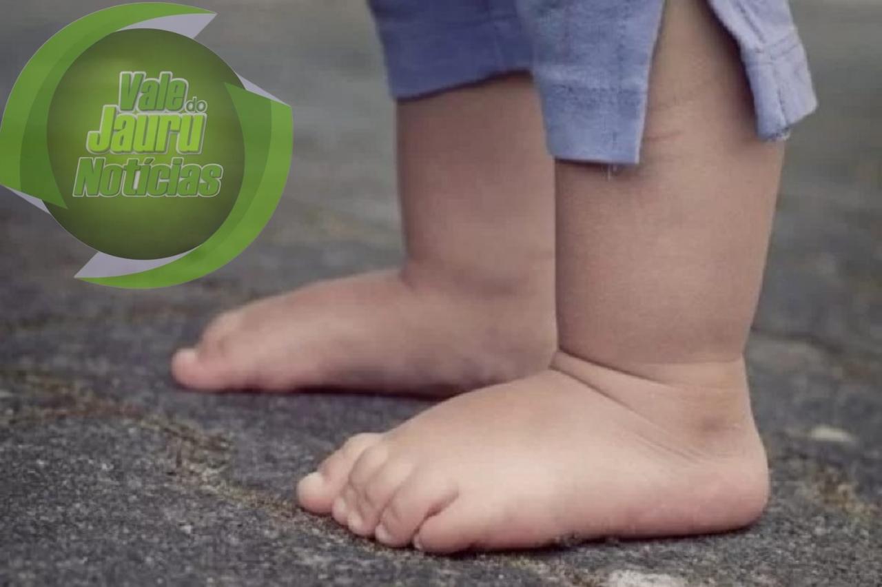 Menina de dois anos é abandonada em posto de combustível em Cáceres