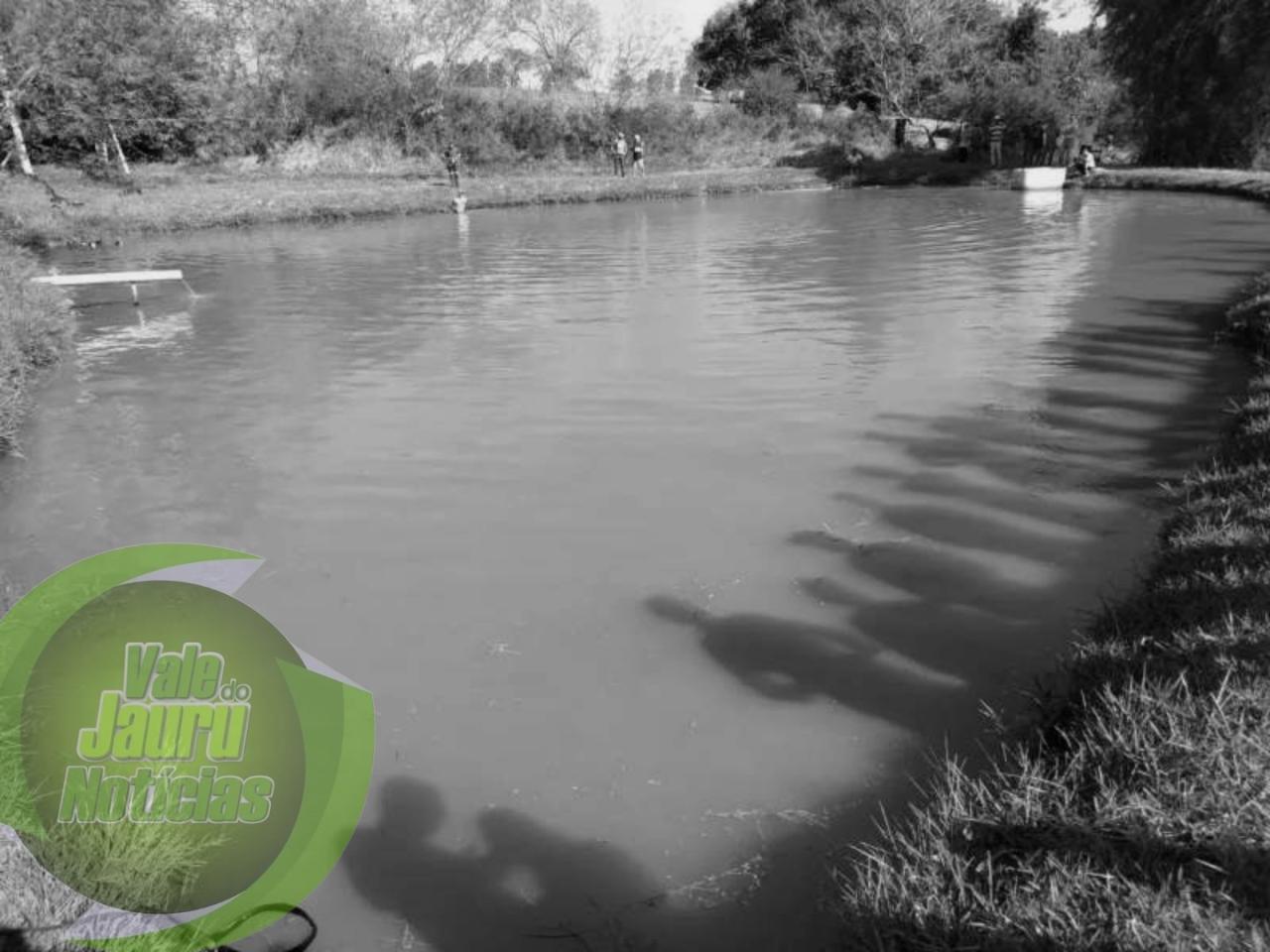 Menino de 2 anos morre afogado após cair em tanque de peixes do próprio pai