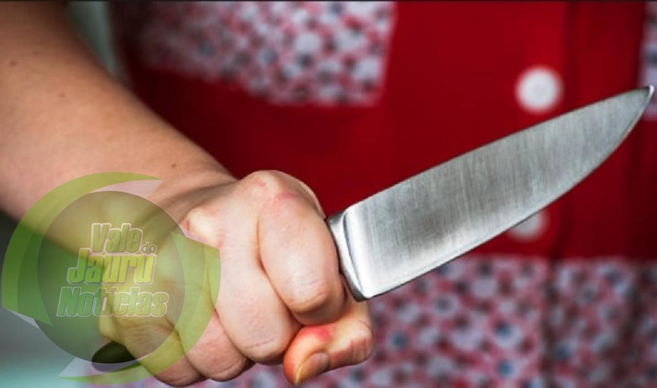 Mulher é presa após esfaquear rival com ajuda de jovem de 19 anos