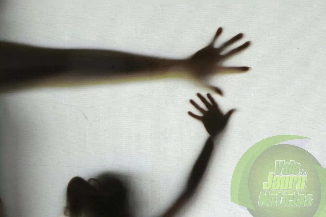 Vizinho invade casa, abusa e tenta degolar mulher em Lucas do Rio Verde. Polícia está a procura do agressor