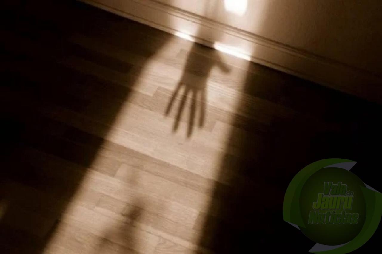 Homem de 23 dopa namorada de 54 anos e a mantém em cárcere privado em VG