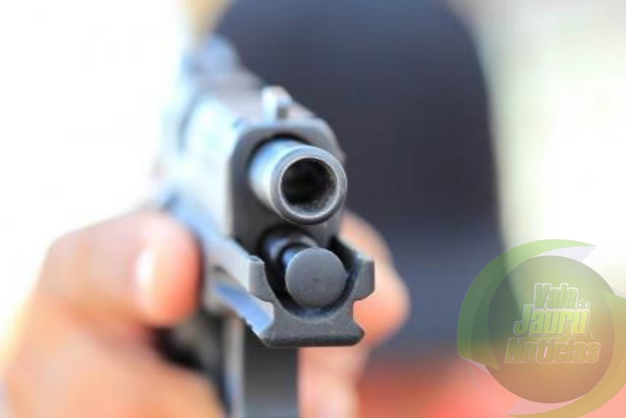 Homem é baleado na cabeça em casa após chegar da igreja