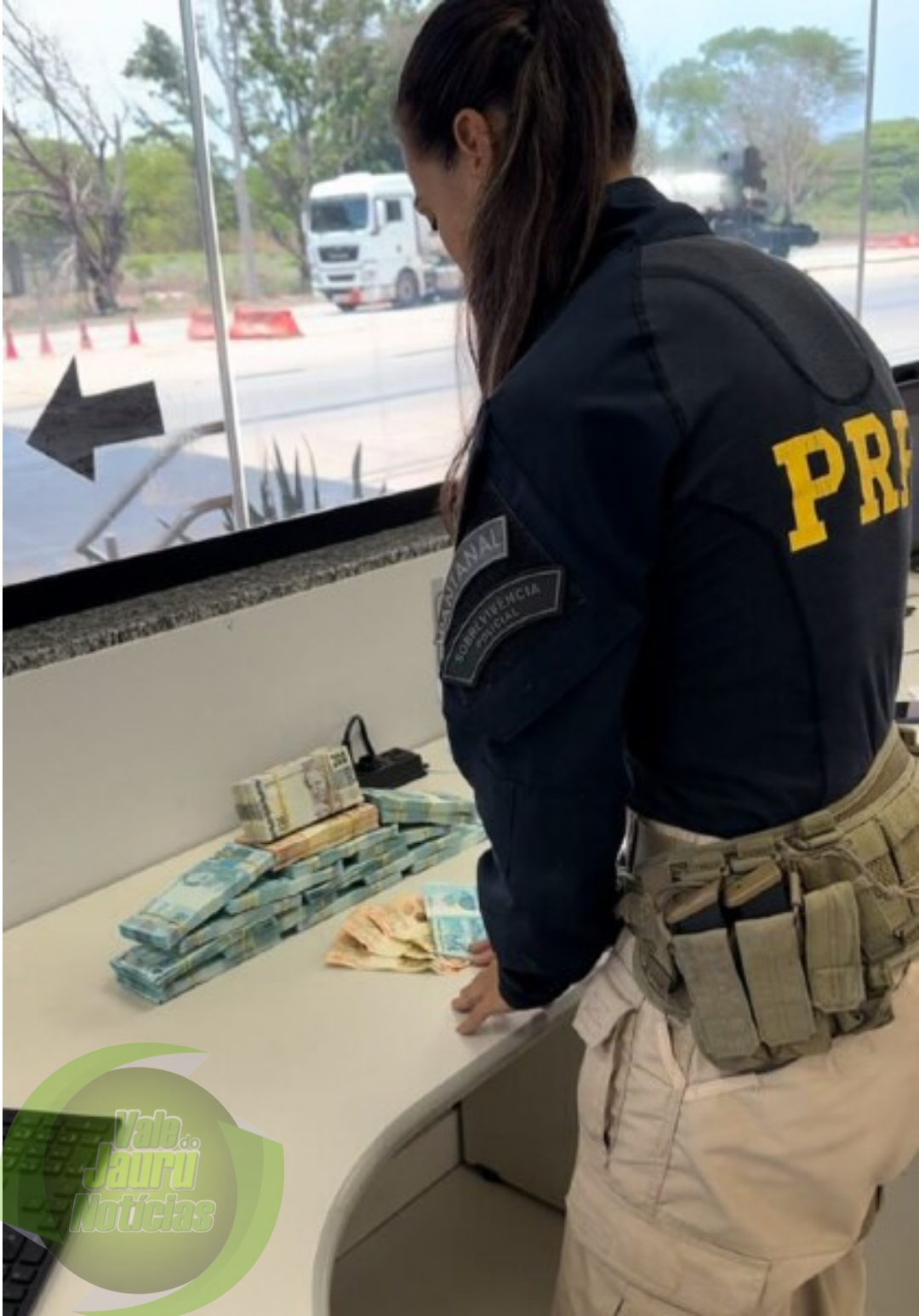 Homem é preso pela PRF transportando R$ 200 mil em notas falsas dentro da mochila na BR - 364