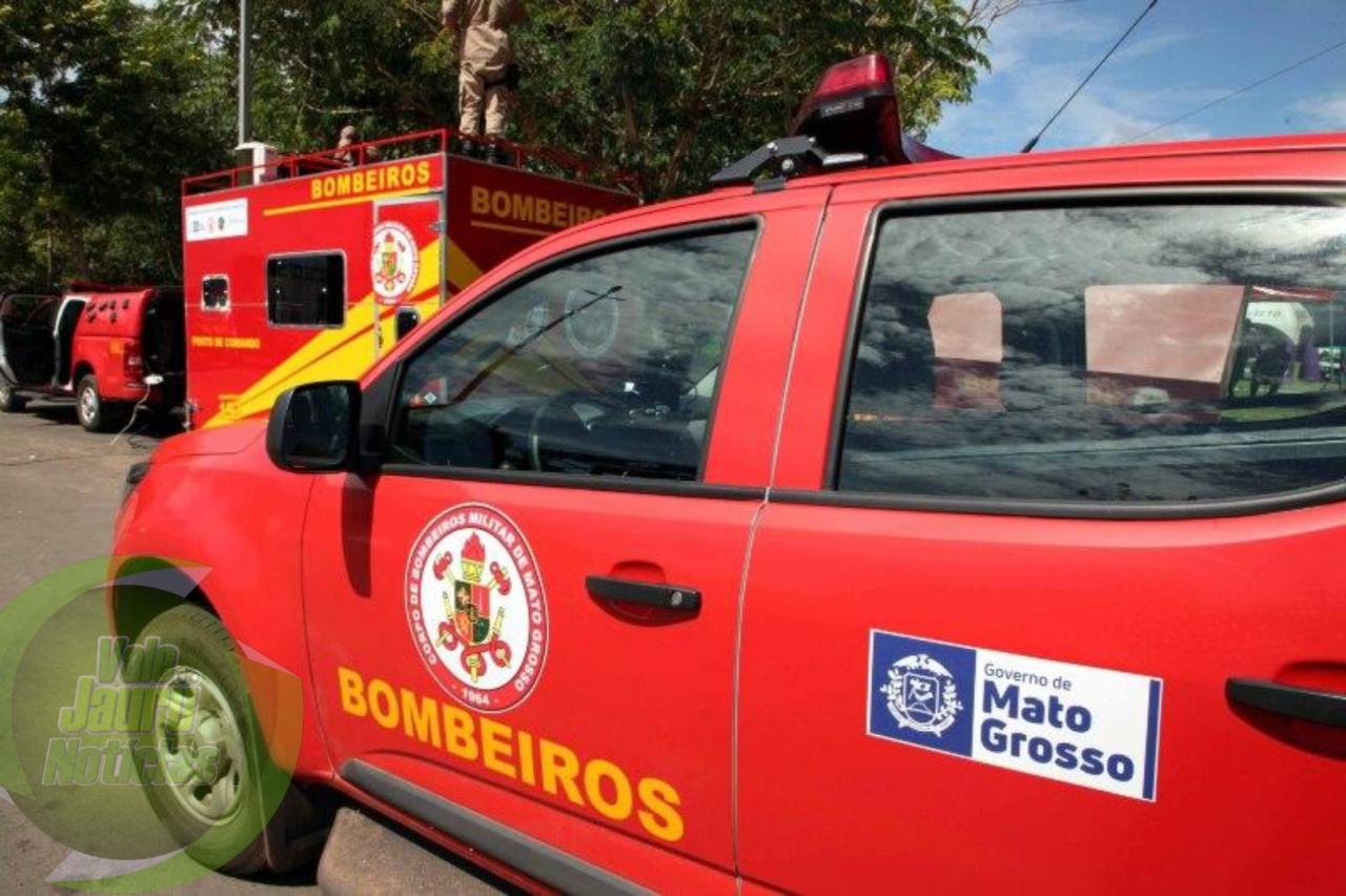 Homem tenta consertar telha, cai e precisa de resgate dos bombeiros para sair de telhado